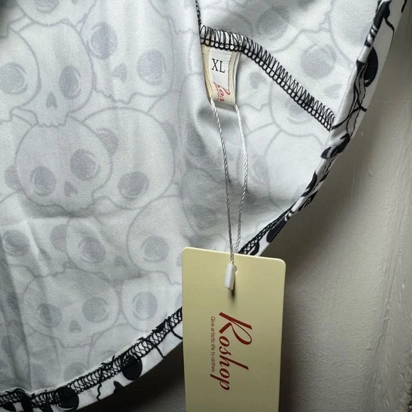 NWT Roshop Women’s Skull Bones Black & White Polyester Blouse Size XLarge - Picture 3 of 4